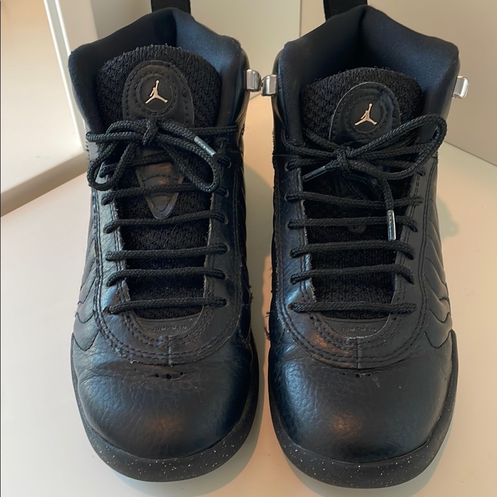Jordan Black Youth Jumpman Pro Sneakers Sleek Mid-Top Design